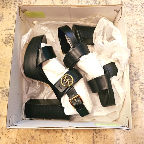 New Michael kors MK logo platform sandals in size 7 - Picture 2 of 7